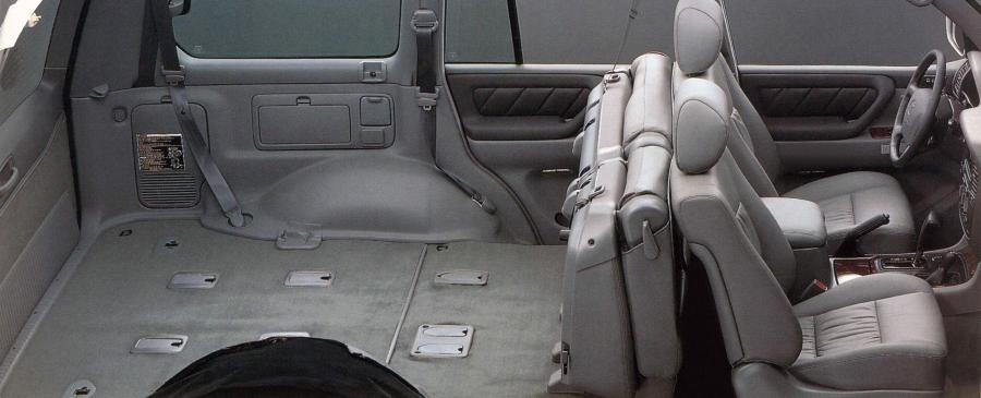 Интерьер Toyota Land Cruiser 100 VX (J100-101) 1998 года  (UAE) (фото 5 из 13)